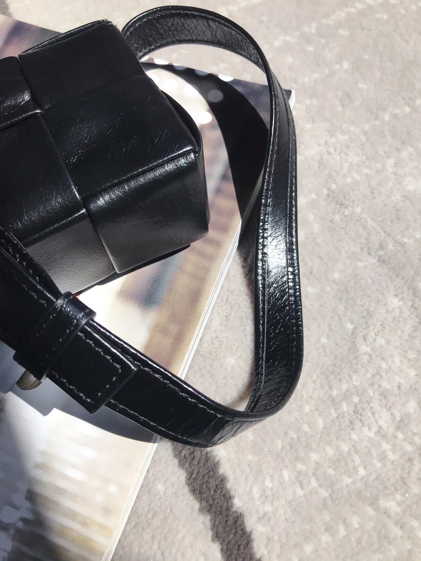 𝗕𝗼𝘁𝘁𝗲𝗴𝗮 𝗩𝗲𝗻𝗲𝘁𝗮———— New product𝗺𝗶𝗻𝗶 𝗰𝗮𝘀𝘀𝗲𝘁𝘁𝗲‼ ️ A super cute one 𝒎𝒊𝒏𝒊 𝒄𝒂𝒔𝒔𝒆𝒕𝒕𝒆, a must-have for delicate girls. It’s the same height as lipstick. Although it can’t fit a mobile phone, it can fit all my cuteness and lipstick ❗️ We only make the highest end in the market, welcome to compare Size: 12*8*4cm.